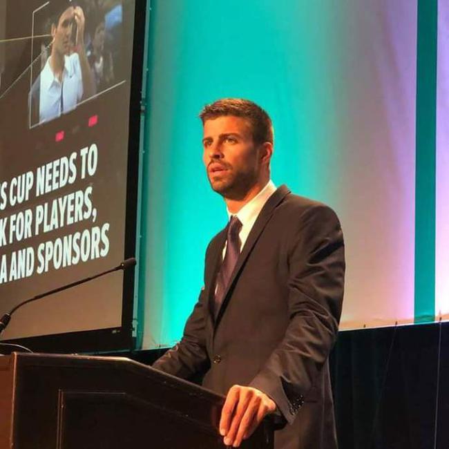 c罗和梅西在操场上踢足球,梅西和c罗打乒乓球