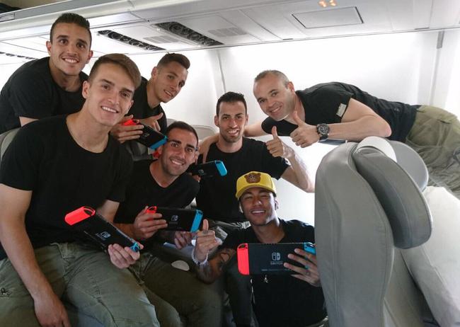 c罗和梅西在操场上踢足球,梅西和c罗打乒乓球