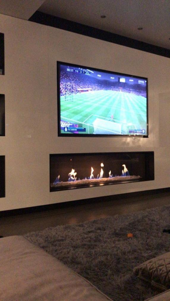 c罗和梅西在操场上踢足球,梅西和c罗打乒乓球