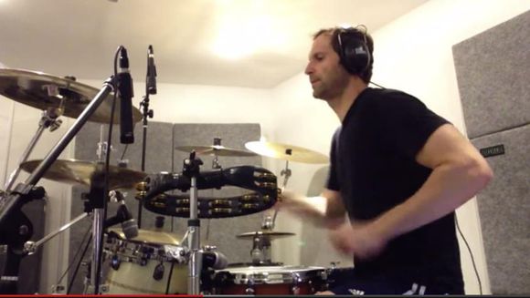 c罗和梅西在操场上踢足球,梅西和c罗打乒乓球