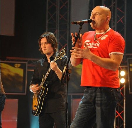 c罗和梅西在操场上踢足球,梅西和c罗打乒乓球