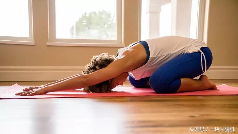 坐太久玩电脑，腰酸背痛？5个动作，每次不到10分钟，效果非常好