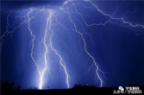 打雷会把海里的鱼电死吗,闪电打到湖里鱼会被电死吗