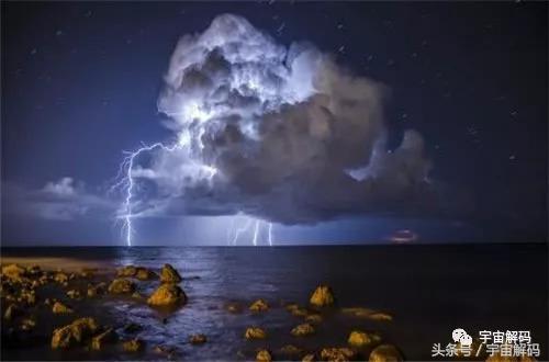 打雷会把海里的鱼电死吗,闪电打到湖里鱼会被电死吗