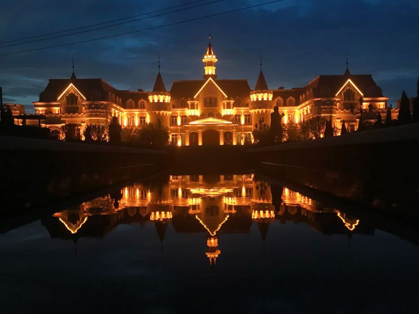 贪玩妈妈亲测这座度假圈中的高颜值古堡，还是一家青少年国际营地