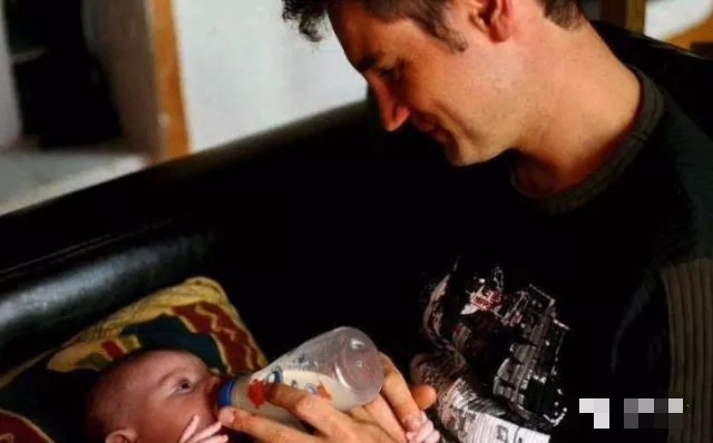 爸爸和孩子抢妈妈的奶喝,爸爸和婴儿抢妈妈奶喝