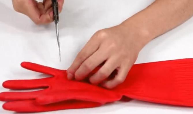 塑料手套破了一个洞怎么补救,家里的橡胶手套破了