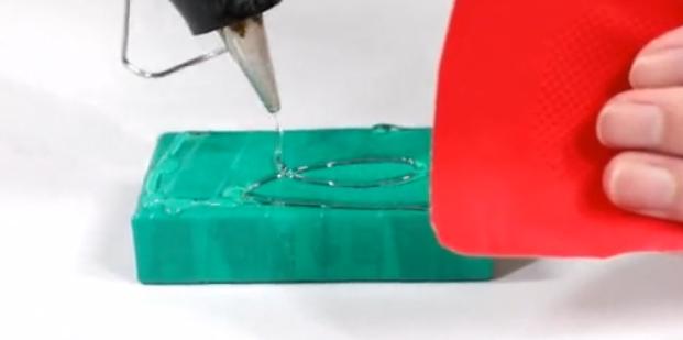 塑料手套破了一个洞怎么补救,家里的橡胶手套破了