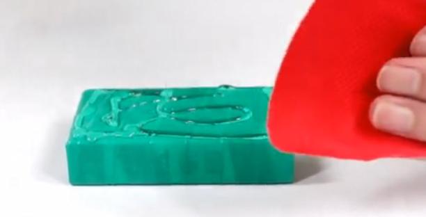 塑料手套破了一个洞怎么补救,家里的橡胶手套破了