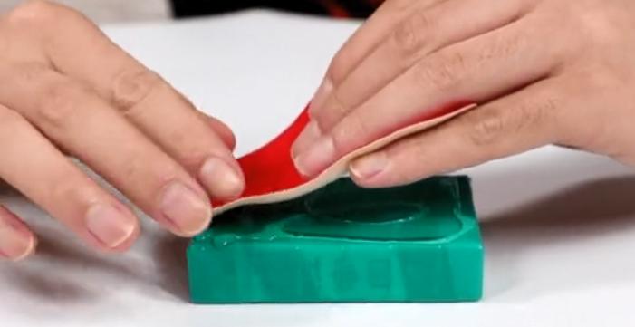 塑料手套破了一个洞怎么补救,家里的橡胶手套破了