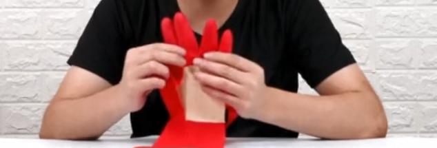 塑料手套破了一个洞怎么补救,家里的橡胶手套破了