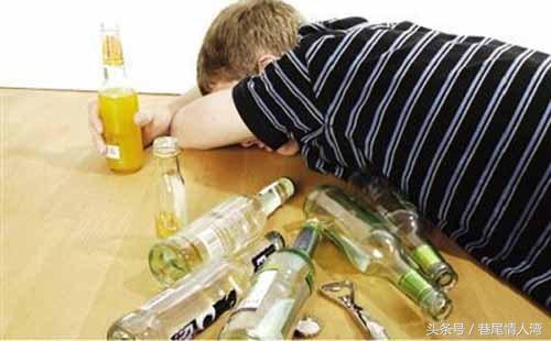 妻子推开门后愤怒极了,妻子去酒店找丈夫看到崩溃的一幕