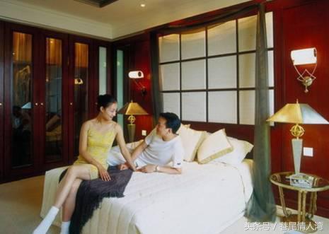 妻子推开门后愤怒极了,妻子去酒店找丈夫看到崩溃的一幕