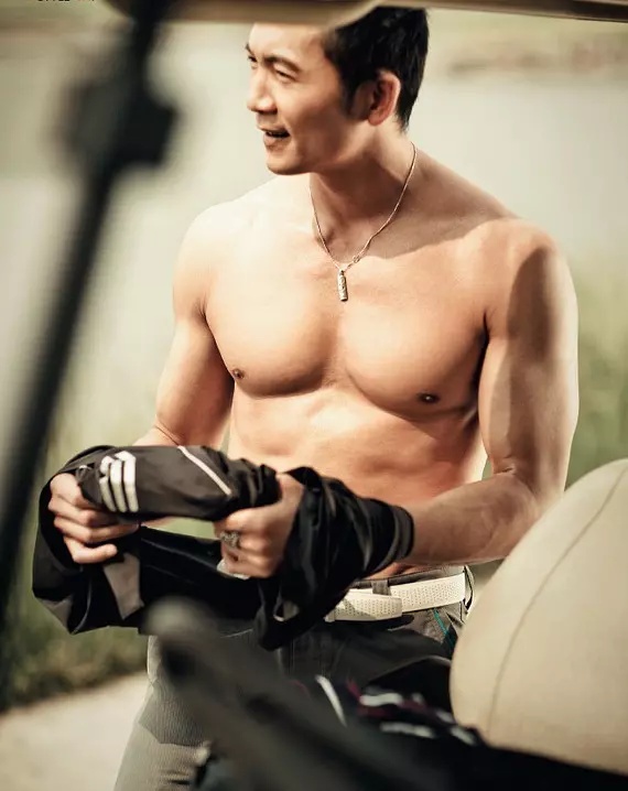 电影里他是让李连杰感到头痛的人物，把反派演绝不说，关键还能打