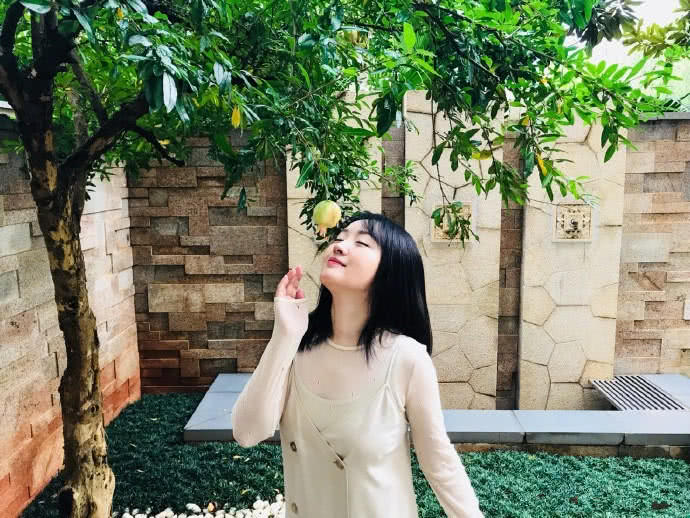 杨钰莹1971年5月11日52岁图片,49岁杨钰莹近照穿搭