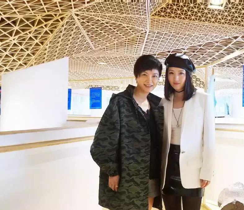 杨钰莹1971年5月11日52岁图片,49岁杨钰莹近照穿搭