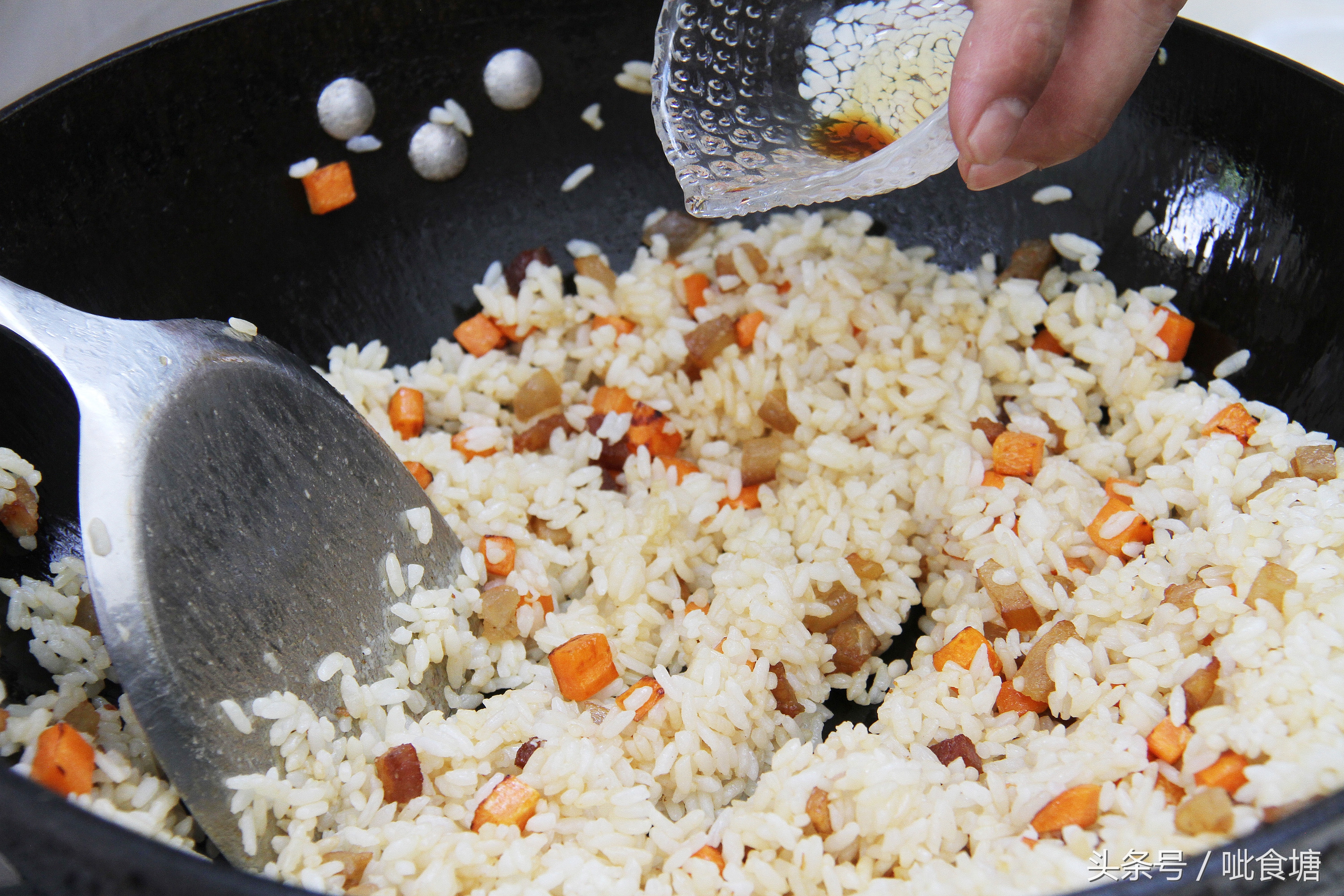 炒饭如何做到米粒松散不硬,炒饭太干硬