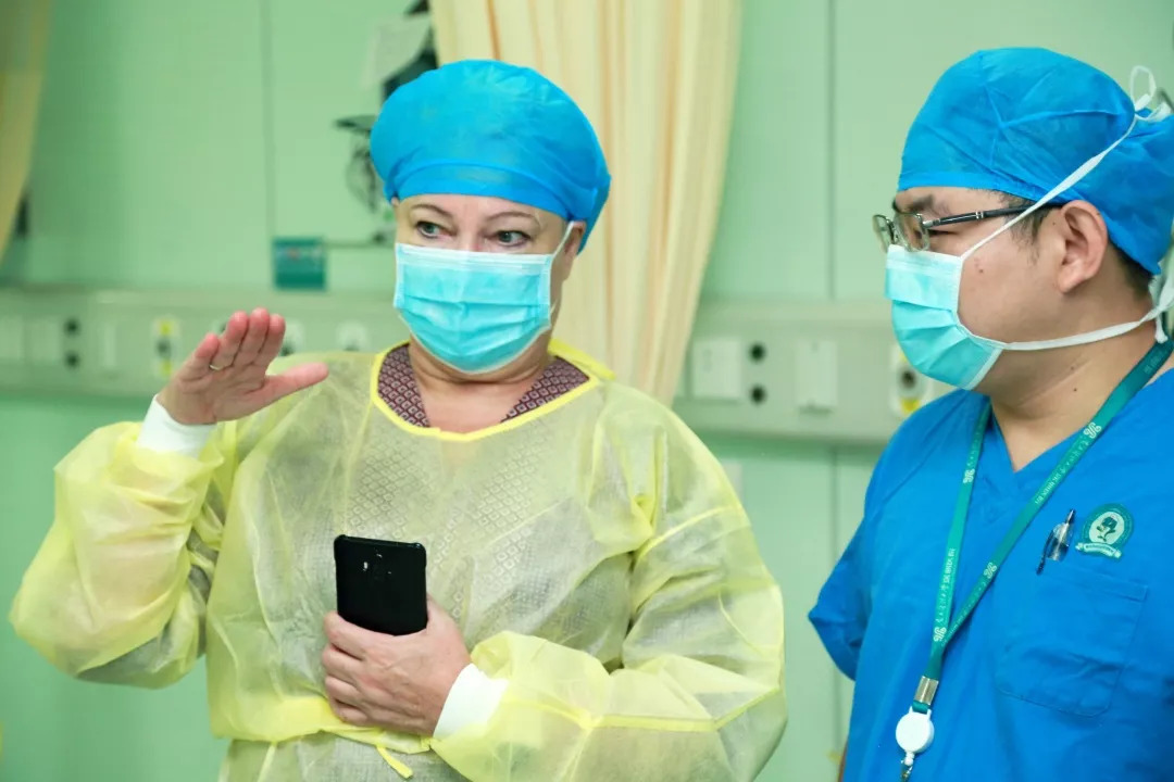 辣眼睛！我是个男护士，上班第一周，女病人就喊我帮她洗那里……