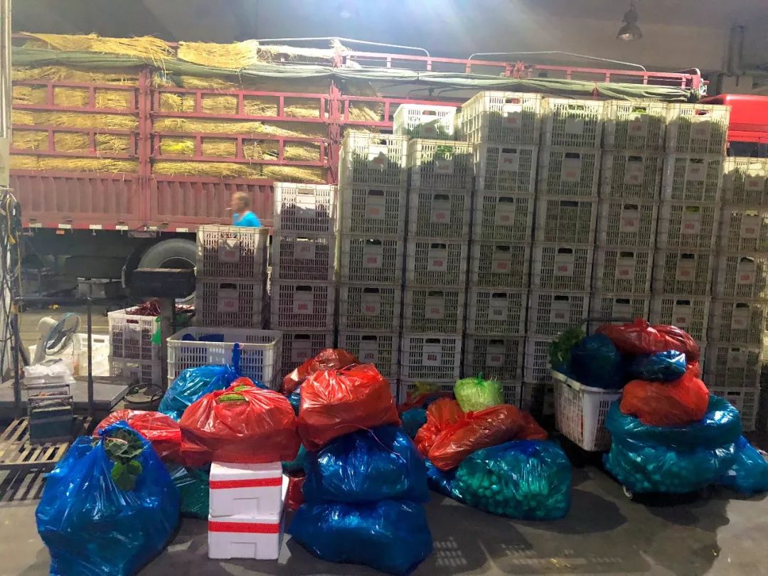 凌晨的南京众彩水果批发市场,众彩市场凌晨3点有人吗