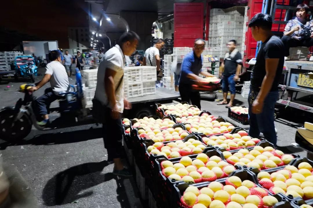 凌晨的南京众彩水果批发市场,众彩市场凌晨3点有人吗