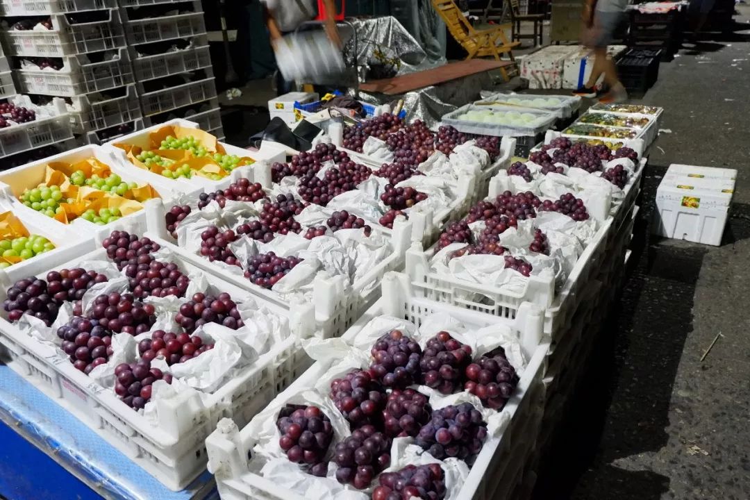 凌晨的南京众彩水果批发市场,众彩市场凌晨3点有人吗