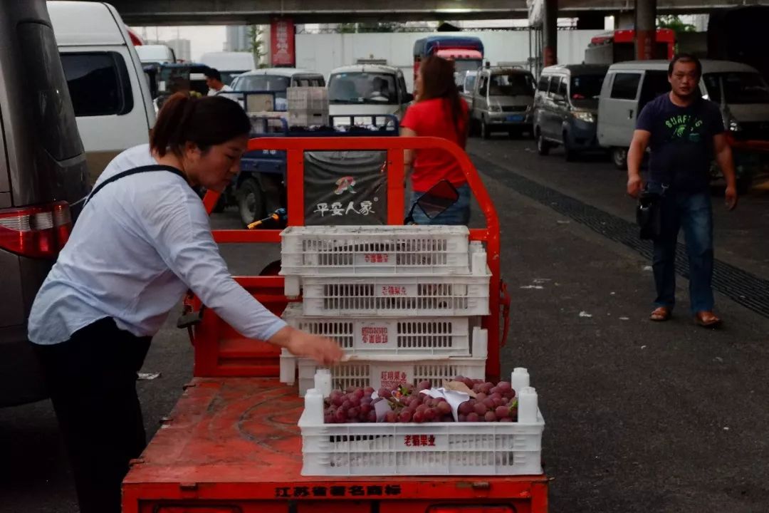 凌晨的南京众彩水果批发市场,众彩市场凌晨3点有人吗