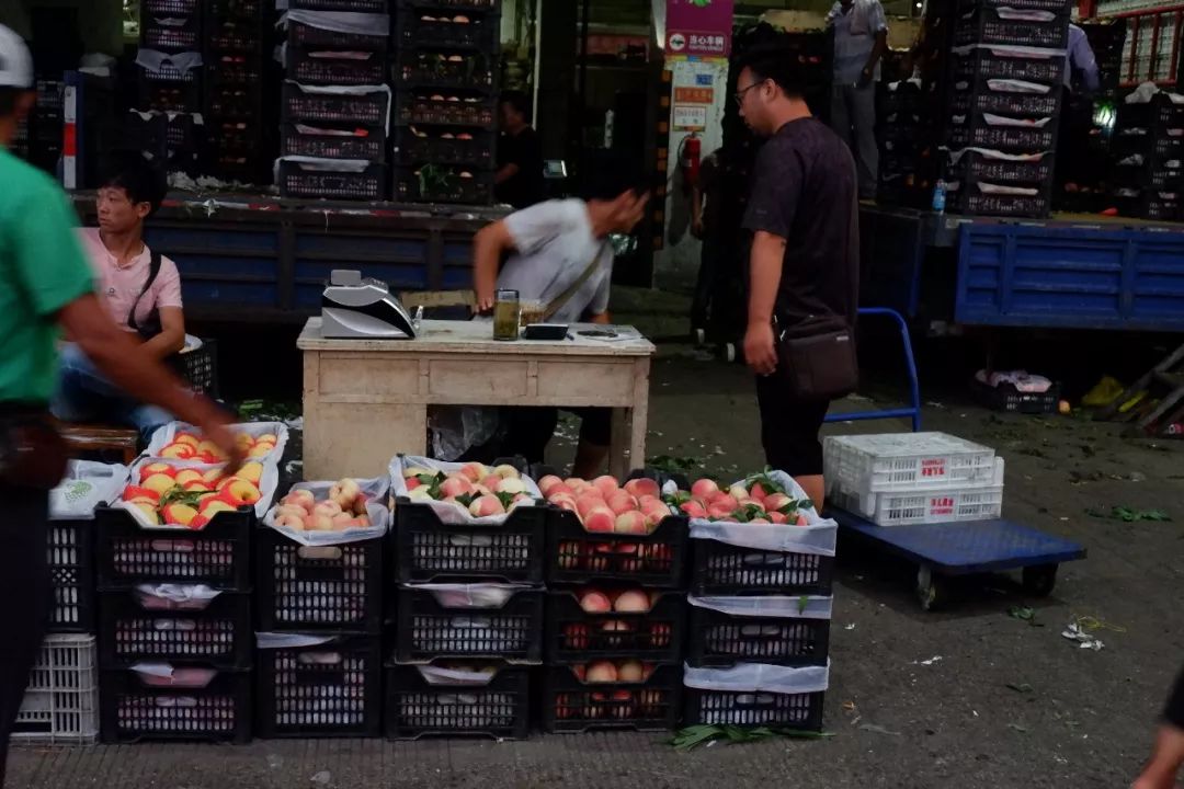凌晨的南京众彩水果批发市场,众彩市场凌晨3点有人吗