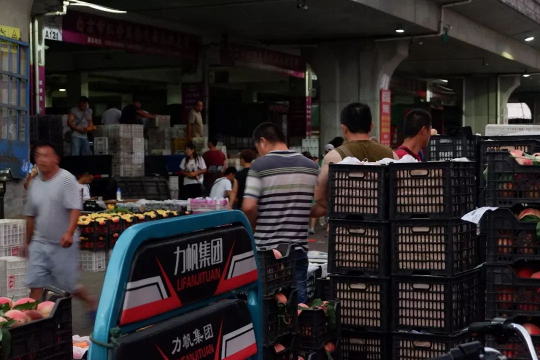凌晨的南京众彩水果批发市场,众彩市场凌晨3点有人吗