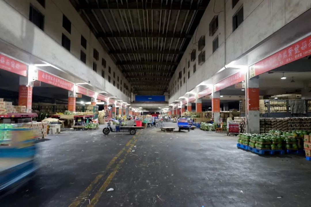 凌晨的南京众彩水果批发市场,众彩市场凌晨3点有人吗