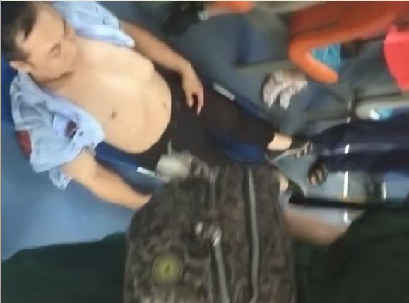 公交司机突然昏迷民警救下一车人,公交司机救下24人