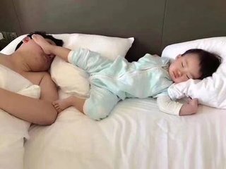 宝宝睡觉像骑马一样是怎么回事,宝宝睡觉像打拳一样正常吗