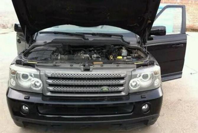 路虎车主嫌油耗高，自己油改气，怕丢人只能晚上去加气！