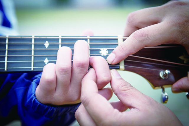 零基础学吉他请问老师选哪本教材,学吉他跟老师学还是自学