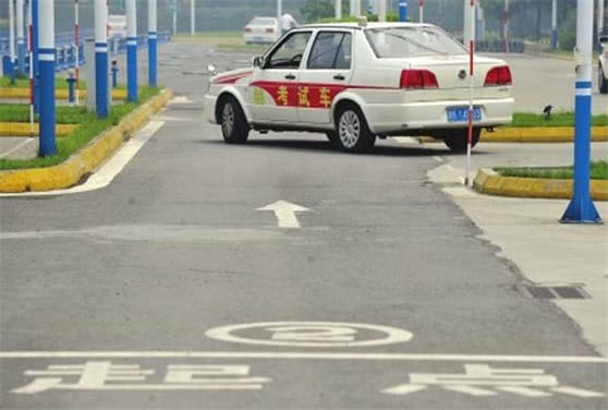 驾照考试科目二考什么内容的题,驾照考试科目二学什么