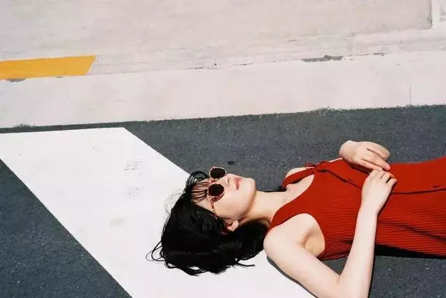 巨显白巨好看的“红梨色”，用在服装和口红上真的美腻了！