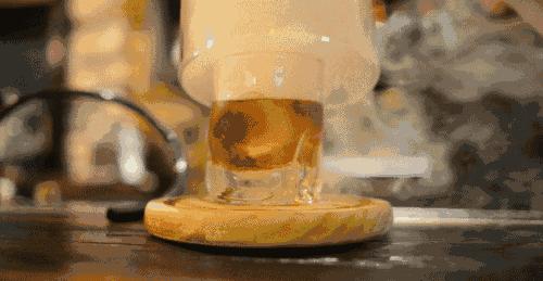 工作太累喝点小酒,工作累了来一杯酒