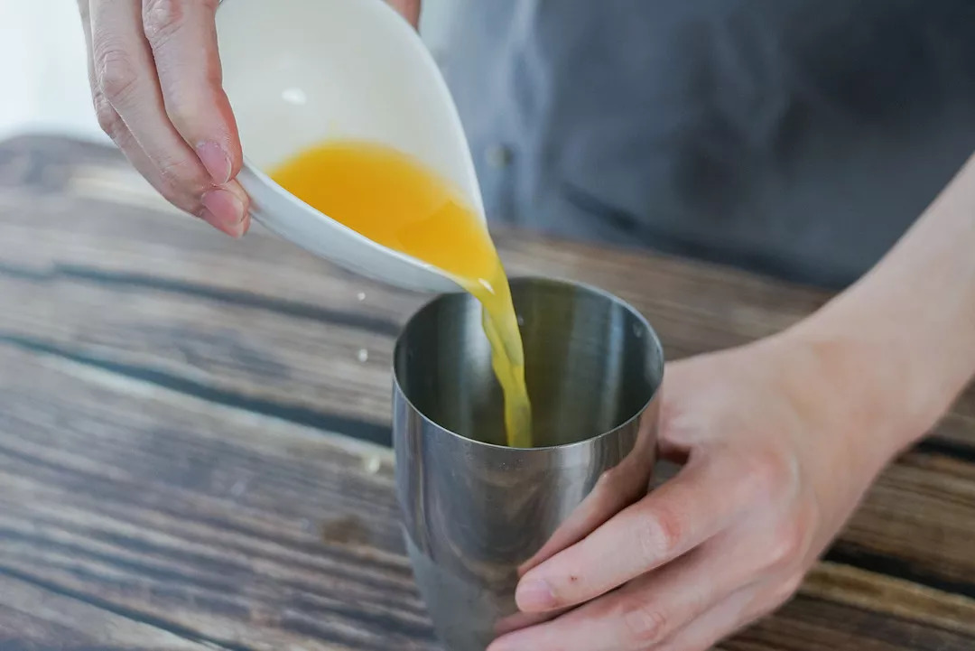 工作太累喝点小酒,工作累了来一杯酒