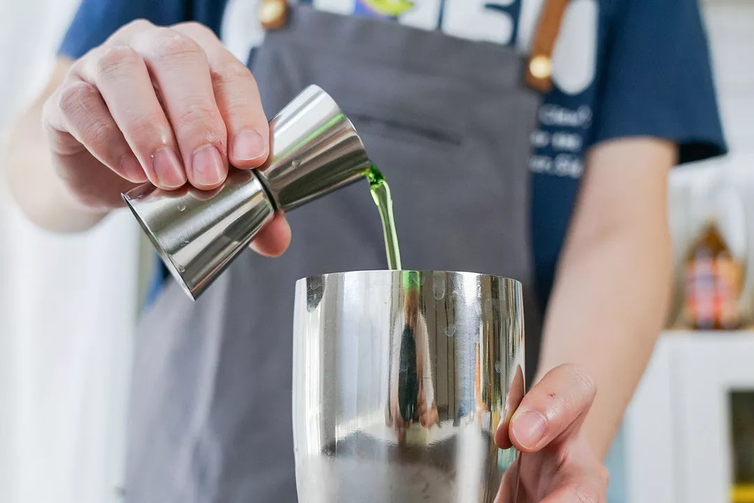 工作太累喝点小酒,工作累了来一杯酒