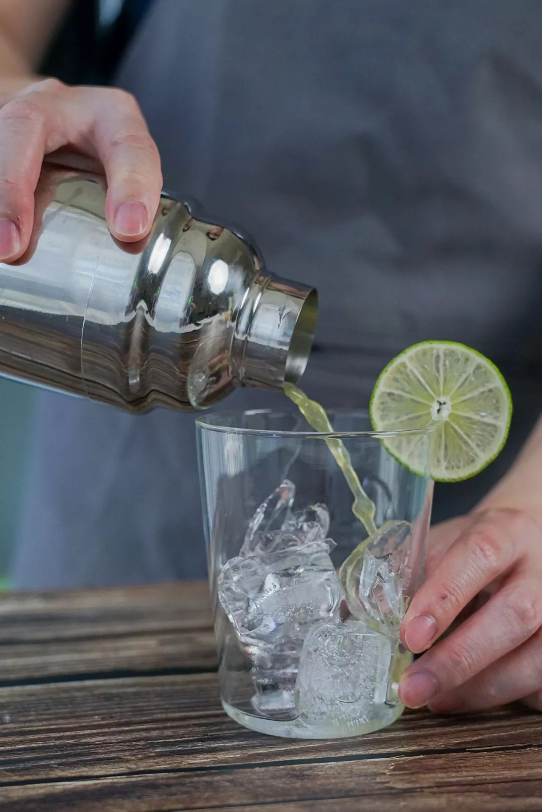 工作太累喝点小酒,工作累了来一杯酒