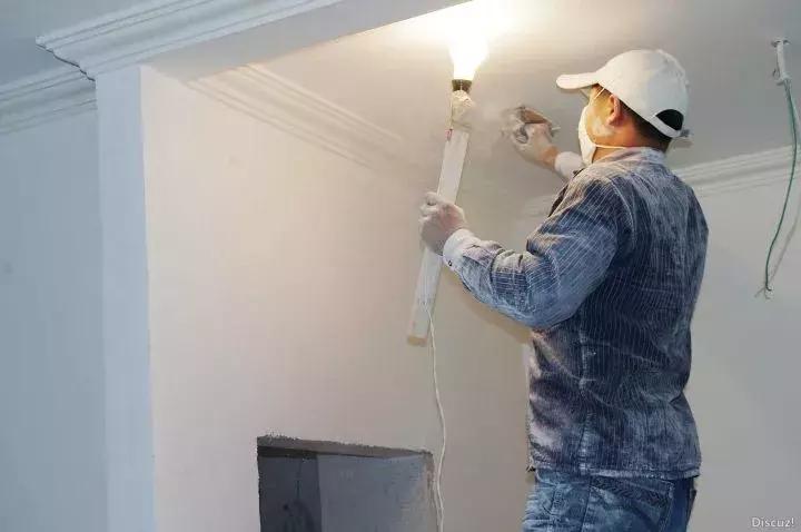 墙面腻子磨平后几天刷乳胶漆好,墙面破损补腻子后刷乳胶漆