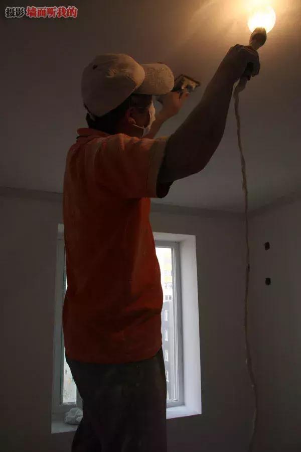 墙面腻子磨平后几天刷乳胶漆好,墙面破损补腻子后刷乳胶漆