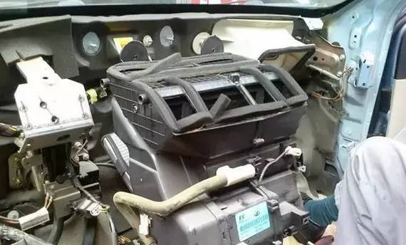 车内有霉味的源头,车内有霉味是因为漏水吗