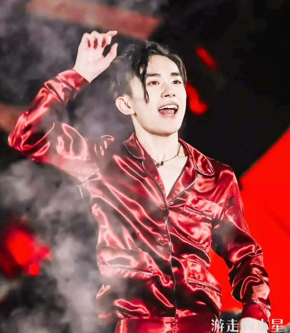 演唱会激光笔事件,易烊千玺十周年演唱会激光笔图片