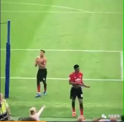 重伤2个赛季,时隔1230天后再进球!曼联传奇这一鞠躬感动全场