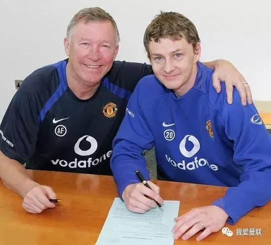 重伤2个赛季,时隔1230天后再进球!曼联传奇这一鞠躬感动全场