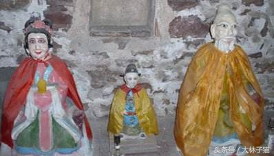 民间鬼事录：农村某小孩用石头砸狐狸后，第二天开始生吃起鸡鸭肉