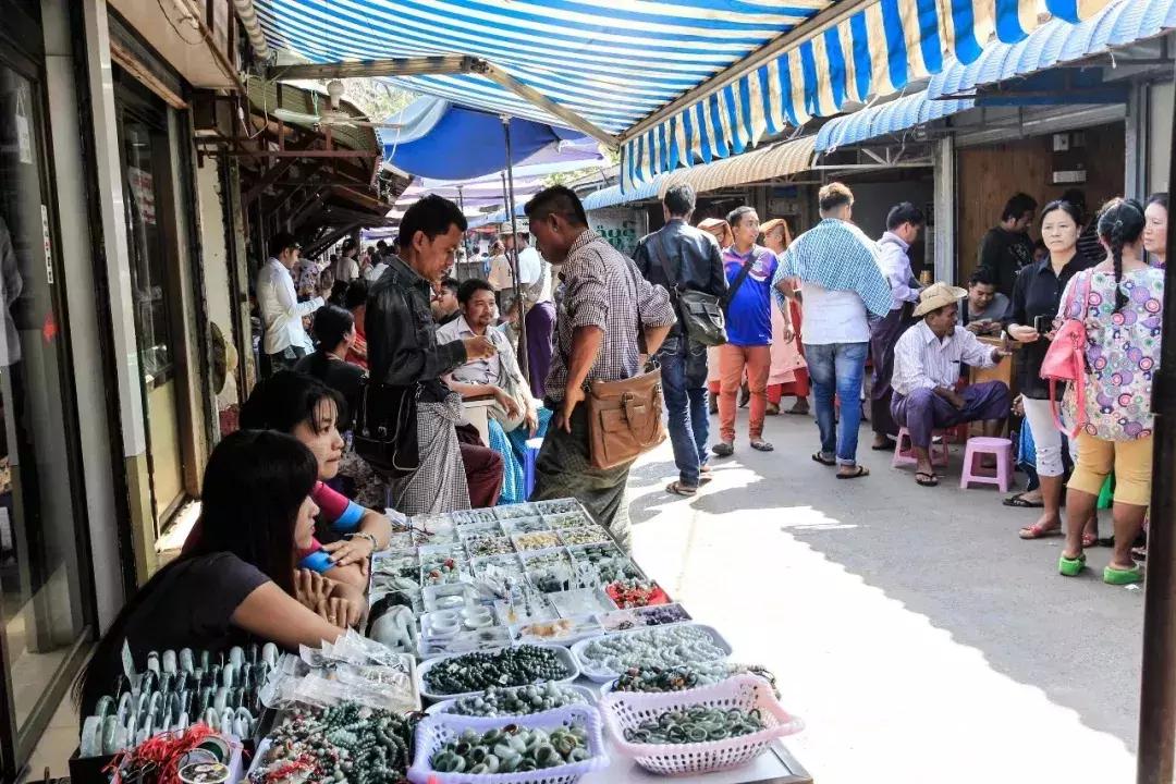 缅甸怎么那么多翡翠,缅甸人的翡翠从矿区买的吗