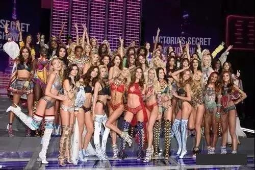 她用蜜桃臀彻底征服C罗，这个亿万少女的情敌竟是个灰姑娘？！