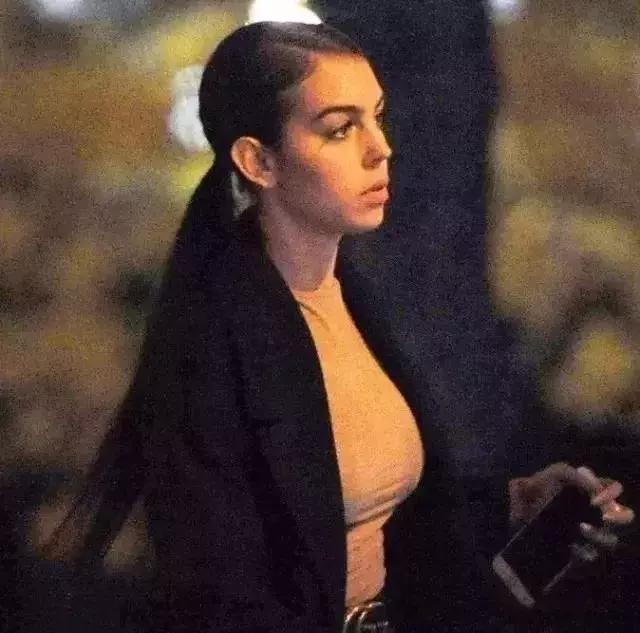 她用蜜桃臀彻底征服C罗，这个亿万少女的情敌竟是个灰姑娘？！