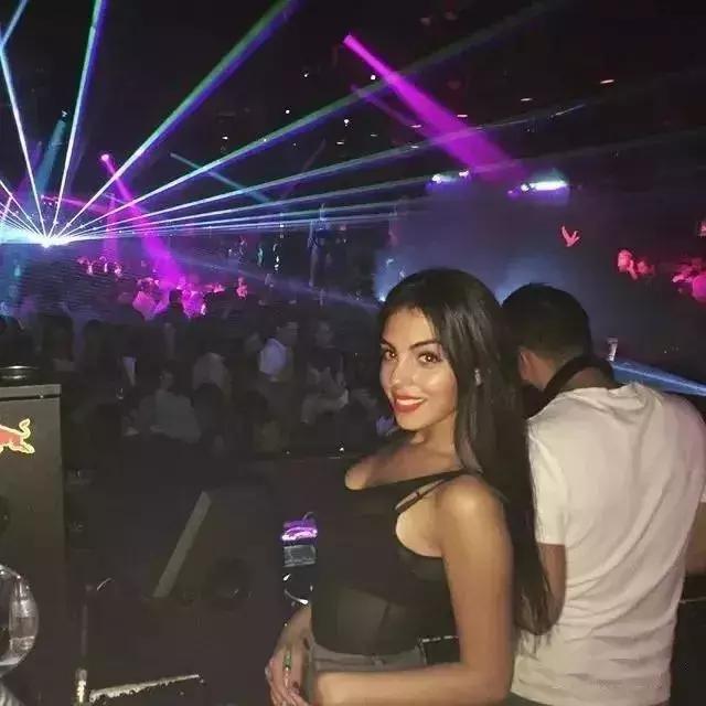 她用蜜桃臀彻底征服C罗，这个亿万少女的情敌竟是个灰姑娘？！